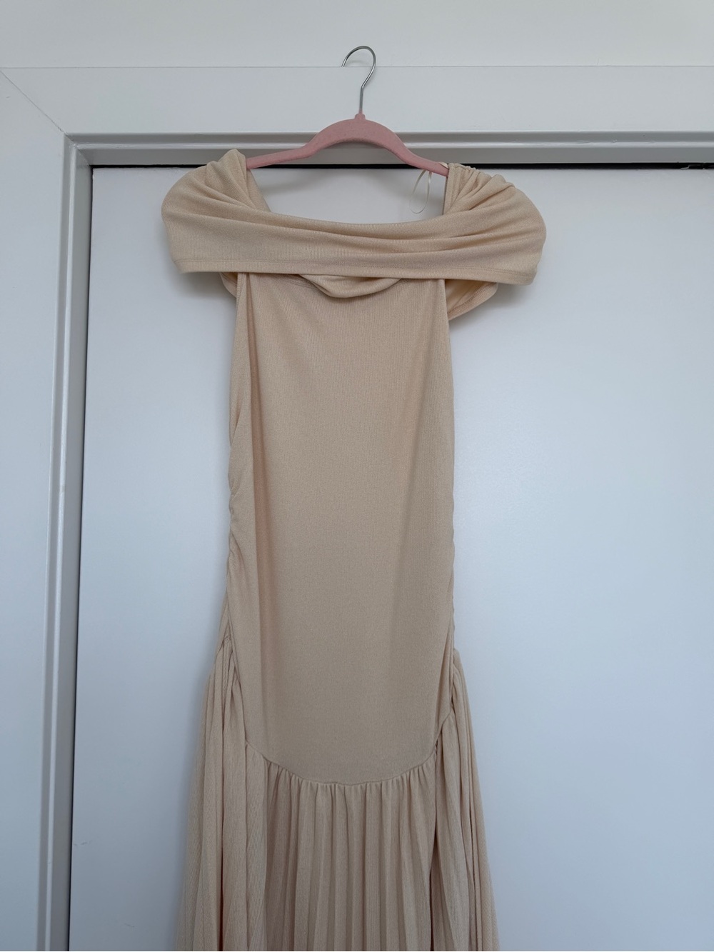 ** Like New Off-Shoulder Lioness Cream Maxi Dress - Elegant Pleated Skirt - Picture 3 of 5